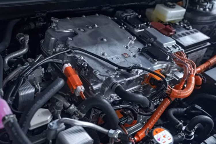 Cung cấp sức mạnh cho bZ4X là hai mô-tơ điện cho tổng công suất 343 mã lực, tích hợp hệ thống dẫn động bốn bánh toàn thời gian X-MODE. Mẫu xe này chỉ cần 5,1 giây để tăng tốc 0–100 km/h, trong khi tầm di chuyển đạt 570 km (NEDC) hoặc 481 km (WLTP).