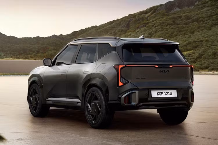 So với thế hệ trước, Seltos mới được gia tăng đáng kể về kích thước với chiều dài tăng thêm 95 mm, rộng hơn 20 mm, cao hơn 15 mm và trục cơ sở kéo dài thêm 80 mm. Nhờ sử dụng nền tảng toàn cầu K3 hoàn toàn mới, dung tích khoang hành lý cũng tăng thêm 14 lít. Đi cùng với đó là ngôn ngữ thiết kế mới ấn tượng hơn.