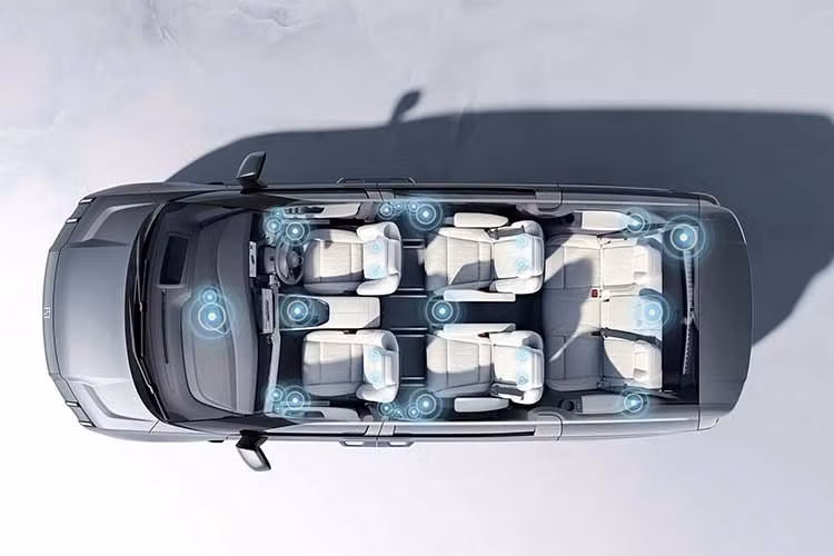 Điểm nhấn còn lại của mẫu xe MPV hạng sang Zeekr 009 2026 là kiến trúc điện áp cao 900V giúp rút ngắn thời gian sạc pin. Ngoài ra, xe còn được phát triển trên nền tảng khung gầm kỹ thuật số AI, trang bị hệ thống treo khí nén hai buồng kín kết hợp giảm chấn điện từ CCD van kép.