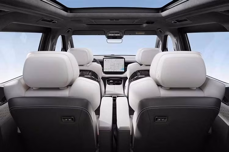 Bên cạnh đó, xe còn được trang bị hệ thống hỗ trợ lái H7G-ASD tiêu chuẩn, bổ sung phần cứng với chip Thor-U có năng lực tính toán đạt 700 TOPS, cùng hơn 70 tính năng an toàn chủ động khác.