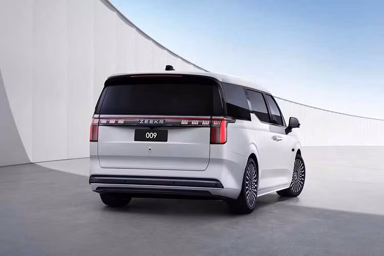 Tại thị trường Trung Quốc, Zeekr 009 2026 được cung cấp với hai tùy chọn pin với dung lượng 108 kWh và 115 kWh. Trong đó, bản dẫn động 1 cầu với pin 108 kWh có phạm vi hoạt động 740 km. Con số tương ứng của bản dẫn động 2 cầu với pin 115 kWh là 720 km.