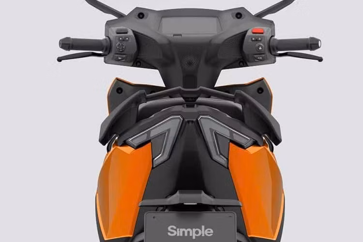 Không chỉ chú trọng vào hiệu năng, Simple Ultra còn được trang bị hệ thống tính năng thông minh và an toàn khá toàn diện. Xe có tới sáu chế độ lái gồm Eco X, Eco, Ride, Air, Sonic và Sonic X, cho phép điều chỉnh hiệu suất và tốc độ tối đa theo từng nhu cầu sử dụng. Hệ thống kiểm soát lực kéo 4 cấp độ cũng được tích hợp nhằm tăng độ an toàn khi vận hành.