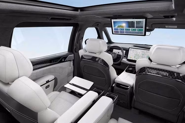 Đáng chú ý, mẫu xe MPV hạng sang mới này còn được trang bị hệ thống âm thanh Naim tương tự mẫu Zeekr 9X. Trước đây, hệ thống âm thanh Naim chỉ được dùng cho xe siêu sang Bentley. Trừ những thay đổi trong nội thất, Zeekr 009 bản 7 chỗ sẽ giữ nguyên thiết kế tổng thể bên ngoài.