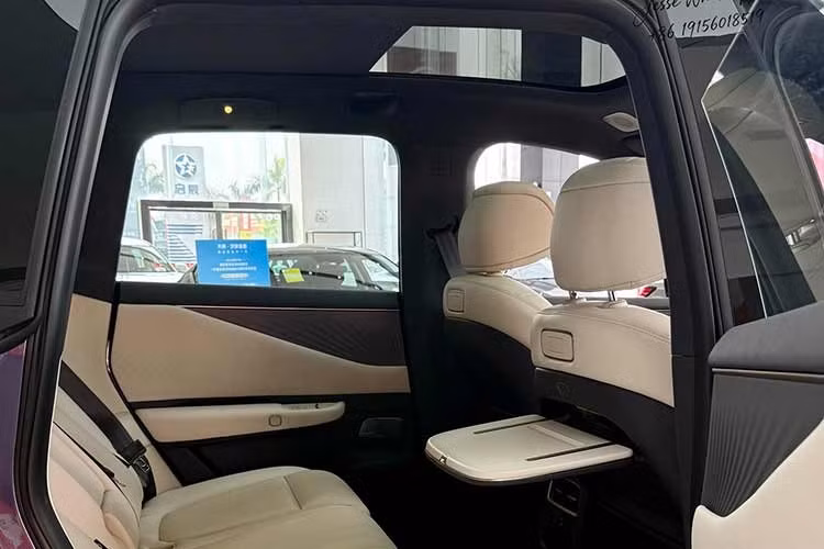 Không gian bên trong NX8 được trang bị nhiều công nghệ hiện đại, nổi bật với cụm màn hình kép đồng kích thước 15,6 inch ở trung tâm cùng bảng đồng hồ kỹ thuật số 10,25 inch. Xe sử dụng nền tảng chip Qualcomm Snapdragon 8295P. Ngoài ra, bản cao cấp còn có thêm màn hình hiển thị trên kính lái (HUD) tích hợp công nghệ thực tế tăng cường và hệ thống âm thanh 25 loa.