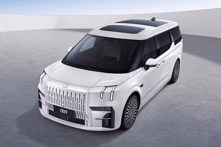 Phiên bản một mô-tơ điện của Zeekr 009 2026 mới có công suất tối đa 310 kW (khoảng 416 mã lực). Trong khi đó, phiên bản hai mô-tơ điện đạt công suất tối đa lần lượt 310 kW (416 mã lực) và 370 kW (496 mã lực).