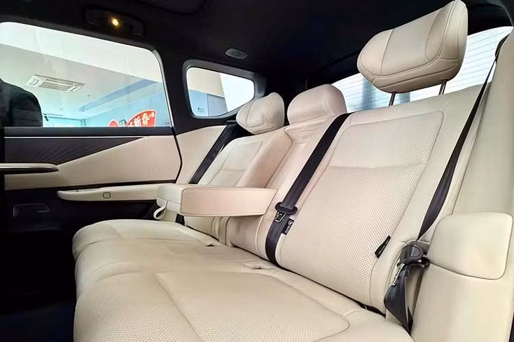 Ở phiên bản EREV, Nissan NX8 trang bị động cơ xăng 1.5L tăng áp đóng vai trò phát điện, đi cùng mô-tơ điện cho công suất tối đa 335 mã lực. Nhờ đó, xe có thể vận hành hoàn toàn bằng điện trong khoảng 310 km, đồng thời đạt tổng quãng đường di chuyển lên đến 1.450 km theo tiêu chuẩn CLTC.