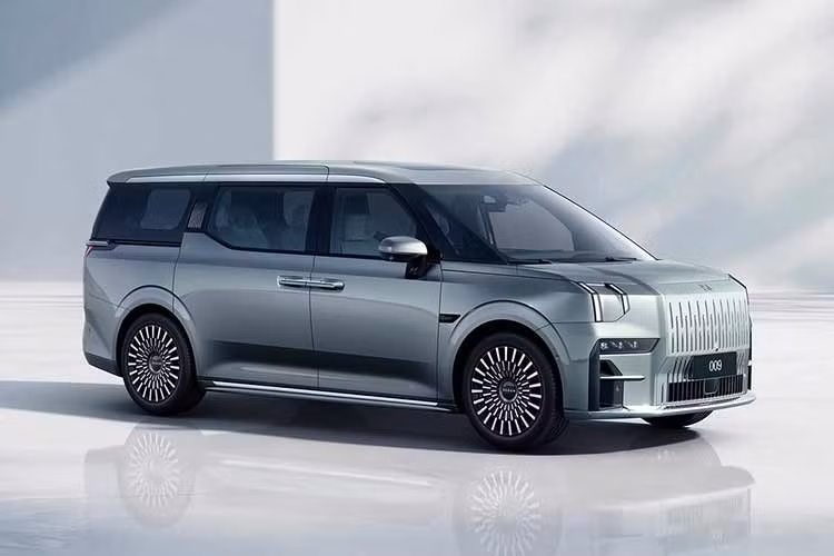 Ngày 21/4/2026 vừa qua, thương hiệu Zeekr cho biết mẫu MPV cỡ lớn 009 phiên bản mới sẽ được mở cọc tại Triển lãm Ô tô Bắc Kinh 2026 khai mạc vào ngày 24/4 tới đây. Đồng thời, có thông tin cho rằng xe sẽ được bổ sung phiên bản 7 chỗ dành cho gia đình, có thể mang tên Home. Trước đây, mẫu MPV này chỉ có phiên bản 4 chỗ và 6 chỗ ngồi.