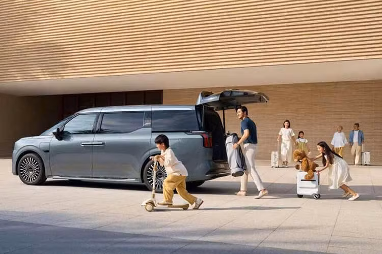 Theo thông tin ban đầu, phiên bản 7 chỗ mới của Zeekr 009 2026 sẽ được tối ưu cho các gia đình nhiều con hoặc thường xuyên chở đông người với những nâng cấp toàn diện về bố trí không gian, sự thoải mái khi ngồi cũng như tính tiện dụng. Toàn bộ ghế trên xe đều được trang bị các tính năng chỉnh điện đa hướng, thông gió và sưởi tiêu chuẩn.