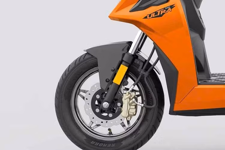 Bên cạnh đó, mẫu xe máy điện đến từ Ấn Độ này còn được trang bị nhiều tiện ích như cruise control, hỗ trợ lùi khi đỗ, giữ dốc, đèn dẫn đường khi tắt máy, cảnh báo trộm và hệ thống tự ngắt điện khi phát hiện xe bị ngã.