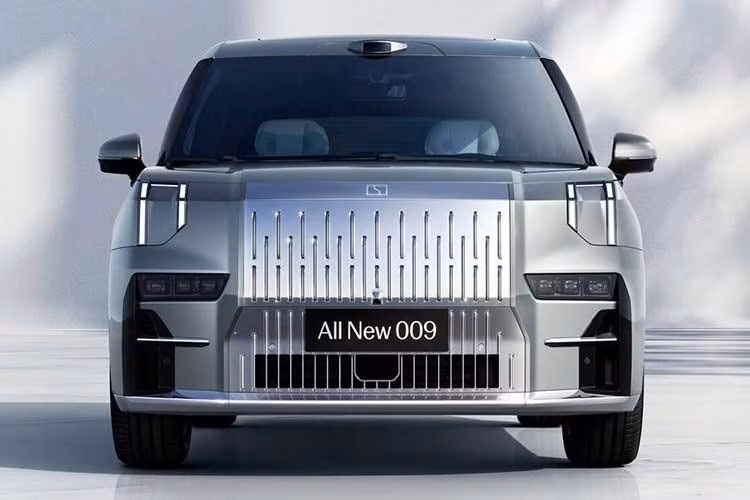 Xe sử dụng lưới tản nhiệt dạng thác nước với diện tích lớn, kết hợp nhiều chi tiết mạ crôm, đi cùng dải đèn LED định vị ban ngày hai bên, tạo cảm giác cao cấp rõ rệt. Đồng thời, khu vực đèn sương mù phía trước được điều chỉnh chi tiết trang trí trong khi cảm biến LiDAR trên nóc xe đã được nâng cấp.