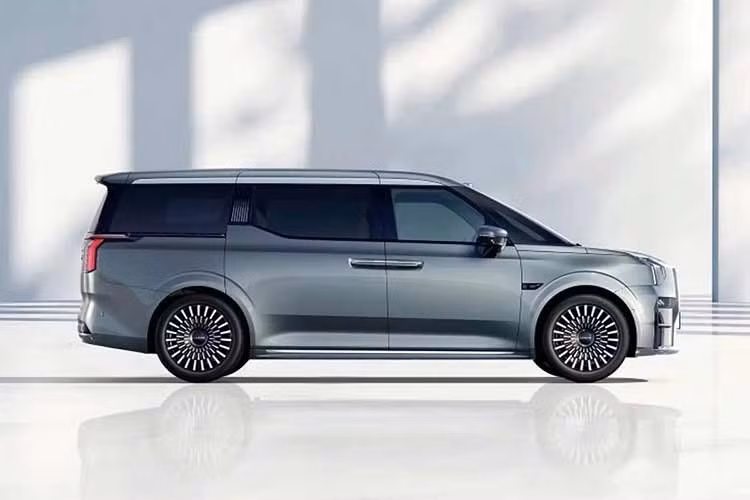 Thiết kế của Zeekr 009 2026 khá vuông vức, bề thế, kết hợp nóc lơ lửng và bộ mâm đa chấu dày tiếp tục được trang bị cho mẫu MPV cỡ lớn này. Phía sau xe sử dụng cụm đèn hậu nối liền hai bên, tích hợp đèn của hệ thống hỗ trợ lái thông minh.