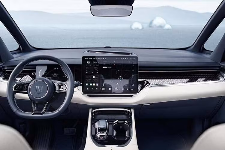 Đặc biệt, hàng ghế thứ hai được bổ sung công nghệ không trọng lực, tích hợp 22 điểm massage và chức năng nhào bóp. Ngoài ra, ghế ở hàng thứ hai còn có thể xoay ra cửa theo phong cách của một số dòng xe Nhật Bản. Màn hình OLED có kích thước 17 inch được treo trên trần để hành khách phía sau giải trí.