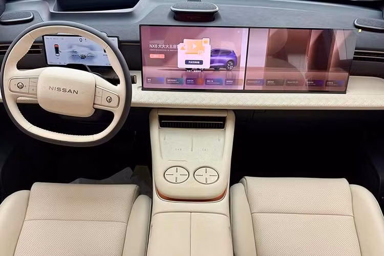 Về mặt an toàn và hỗ trợ lái, Nissan NX8 sở hữu hệ thống 29 cảm biến khác nhau, bao gồm cả LiDAR bố trí trên nóc xe. Tổ hợp này đóng vai trò nền tảng cho các tính năng hỗ trợ lái nâng cao được phát triển cùng Momenta.