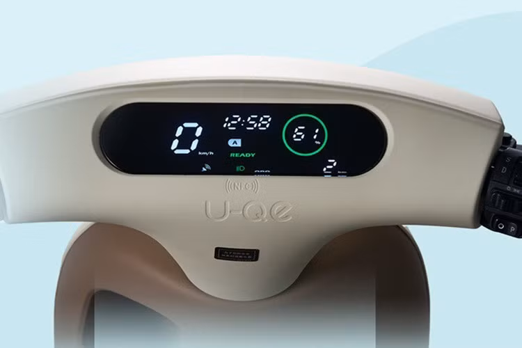 Cụm đồng hồ kỹ thuật số màu sắc hiển thị đầy đủ các thông số: tốc độ, quãng đường, mức pin còn lại, thời gian thực,… Ngoài ra, trên các phiên bản cao cấp, đồng hồ còn tích hợp kết nối smartphone, hỗ trợ NFC để người dùng dễ dàng theo dõi tình trạng xe qua ứng dụng.