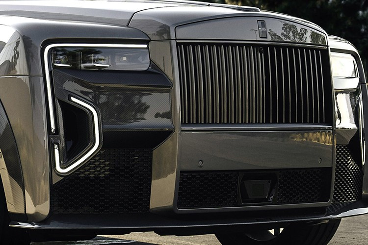 Sự kết hợp mạnh mẽ này giúp chiếc SUV tăng tốc từ 0-100 km/h trong 5,0 giây - một con số đáng kinh ngạc đối với một chiếc xe có kích thước này - trước khi đạt tốc độ tối đa giới hạn điện tử 250 km/h.