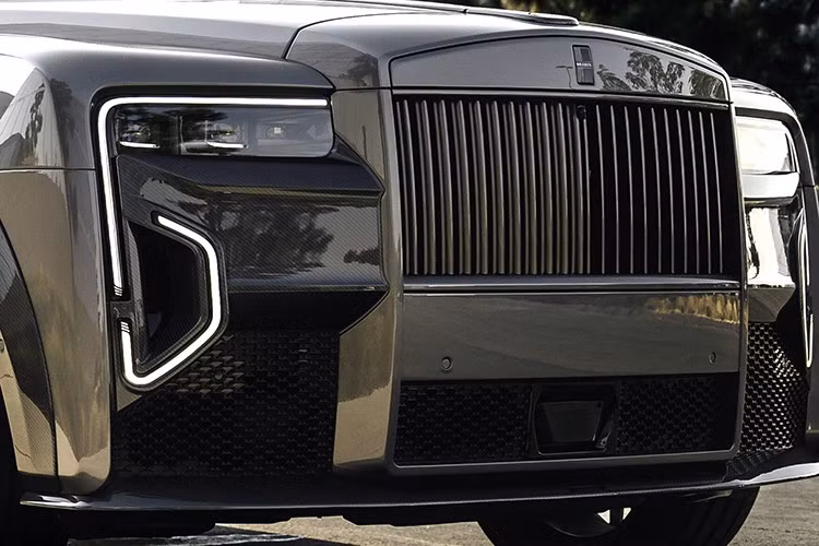 Sự kết hợp mạnh mẽ này giúp chiếc SUV tăng tốc từ 0-100 km/h trong 5,0 giây - một con số đáng kinh ngạc đối với một chiếc xe có kích thước này - trước khi đạt tốc độ tối đa giới hạn điện tử 250 km/h.