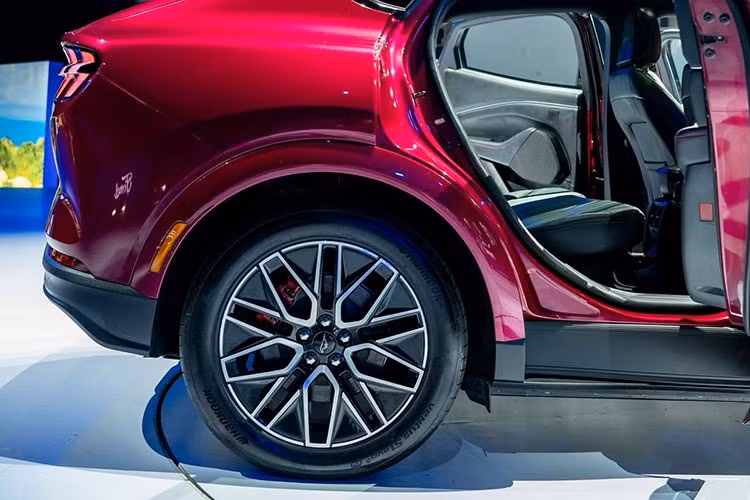 Bên trong mẫu SUV điện này là không gian nội thất không chỉ giữ vững tinh thần Ford Mustang mà còn rộng rãi dành cho 5 hành khách và hành lý nhờ cụm pin đặt dưới sàn.