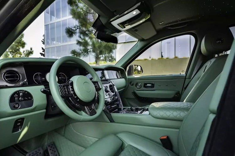 Bên trong, nội thất Masterpiece là một tuyệt tác được khâu tay tỉ mỉ, tôn vinh nghệ thuật thủ công tinh xảo. Mọi bề mặt đều được bọc da “Verdant Shadow”, điểm xuyết bằng đường viền xanh lá cây và đường chỉ khâu tương phản.