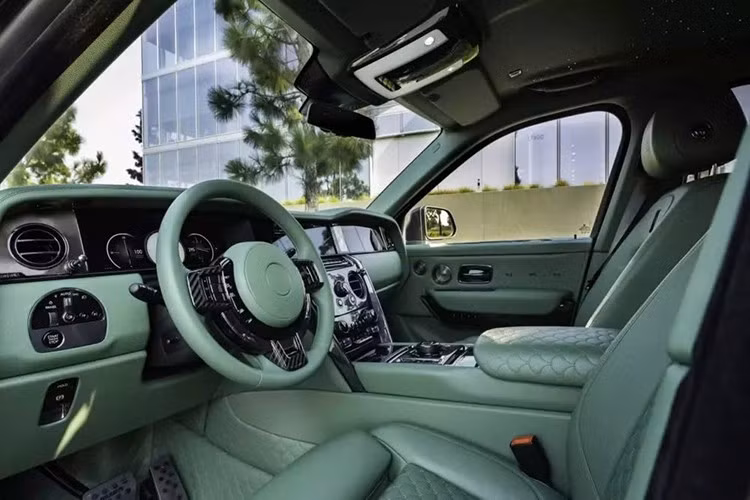 Bên trong, nội thất Masterpiece là một tuyệt tác được khâu tay tỉ mỉ, tôn vinh nghệ thuật thủ công tinh xảo. Mọi bề mặt đều được bọc da “Verdant Shadow”, điểm xuyết bằng đường viền xanh lá cây và đường chỉ khâu tương phản.