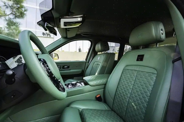 Đường chỉ may “Shell” trải dài trên ghế ngồi, cửa ra vào, cốp xe và thậm chí cả sàn xe. Bề mặt ghế ngồi đục lỗ cho phép tích hợp hệ thống điều hòa không khí, trong khi logo Double-B nổi và viền kính tạo thêm lớp phủ thương hiệu tinh tế.