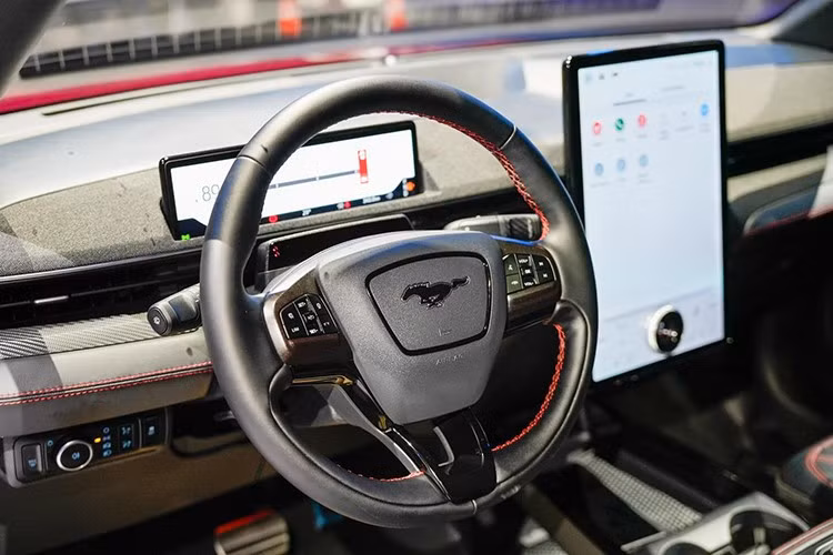 Tiếp theo đó là hệ thống thông tin giải trí SYNC 4A thế hệ mới nhất, cho phép cá nhân hóa hơn 80 thiết lập trên xe, từ nhiệt độ nội thất, vị trí ghế ngồi cho đến ánh sáng. Hệ thống này đi kèm màn hình cảm ứng trung tâm 15,6 inch, hỗ trợ kết nối Apple CarPlay/Android Auto không dây. Bộ sạc không dây cho điện thoại thông minh cũng là trang bị tiêu chuẩn của xe.