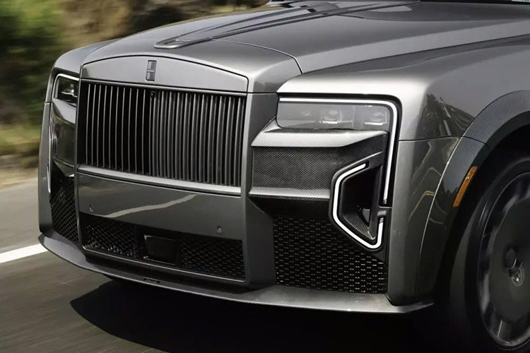 Được trang bị động cơ V12 tăng áp kép nguyên bản, Cullinan Series II được thiết kế để lướt đi thong thả thay vì tạo ra những màn tăng tốc đầy khói bụi. Nhưng Brabus đã nhìn thấy một cơ hội - để tận dụng nền tảng yên bình đó và thổi hồn vào đó sự kết hợp đặc trưng của hãng, giữa hiệu suất đỉnh cao, nghệ thuật carbon và sự hiện diện đầy tự tin.