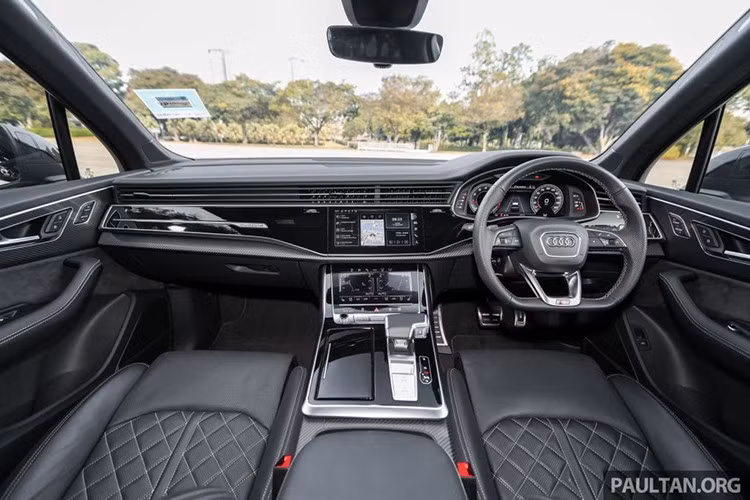 Nội thất của xe nổi bật với cụm đồng hồ ảo Audi Virtual Cockpit 12,3 inch, màn hình giải trí trung tâm 10,1 inch, màn hình điều khiển phụ 8,6 inch, ghế thể thao bọc da Valcona có sưởi, thông gió, nhớ vị trí và hỗ trợ lưng.