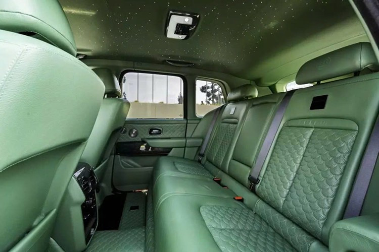 Lớp phủ Brabus Signature Carbon bóng bẩy bao phủ vô lăng, ốp cửa và bảng điều khiển trung tâm, thổi một chút hơi thở hiệu suất đương đại vào không gian sang trọng vốn có. Bàn đạp và gác chân bằng nhôm, bệ cửa carbon phát sáng, và thậm chí cả vỏ chìa khóa bọc da Verdant Shadow...