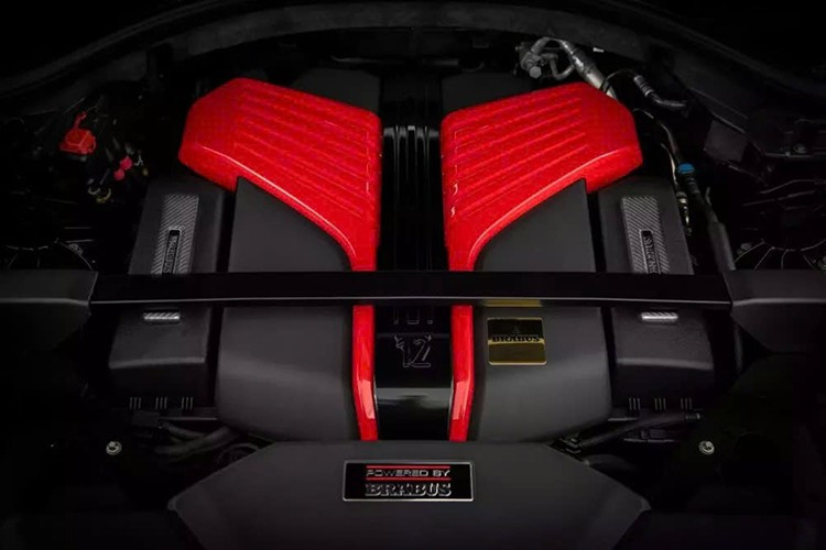 Sức mạnh đến từ động cơ V12 tăng áp kép 6,75 lít được tinh chỉnh lại, sản sinh công suất 700 mã lực và mô-men xoắn 950 Nm. Brabus trang bị hệ thống ống xả hiệu suất cao bằng thép không gỉ với van bướm chủ động, cho phép người lái chuyển đổi giữa chế độ "Coming Home" kín đáo và âm thanh sống động của động cơ 12 xi-lanh tùy ý.