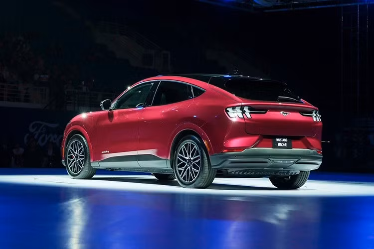 Một tay nắm nhỏ được thiết kế tối ưu khí động học sẽ giúp mở cửa dễ dàng. Cửa sau xe có thể mở thông qua một tay nắm nhỏ nằm ở khung.