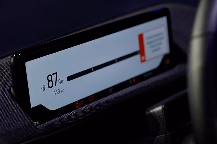 "Trái tim" của Ford Mustang Mach-E Premium AWD tại Việt Nam là 2 mô-tơ điện nằm trên hai cầu, tạo ra tổng công suất 395 mã lực và mô-men xoắn cực đại 676 Nm. Mô-tơ điện kết hợp với pin lithium-ion có dung lượng 88 kWh, mang đến quãng đường di chuyển lên đến 550 km.