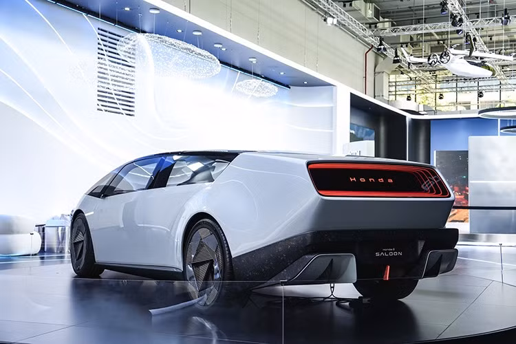 Điểm nhấn của không gian này là hai mẫu xe concept chạy điện thuộc dòng Honda 0 Series gồm Saloon và SUV.