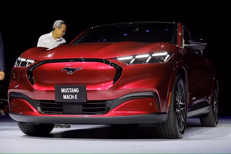 Để mở cửa trước sau khi đã mở khóa xe điện Ford Mustang Mach-E 2026, người dùng chỉ cần nhấn nút trên trụ B, cửa sẽ tự động bật ra khoảng 40mm.