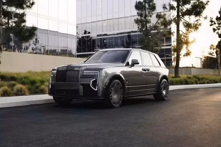 Rolls-Royce Cullinan Series II là mẫu SUV siêu sang hàng đầu thế giới, và tất nhiên khi nó cùng chủ nhân xuất hiện bất kỳ đâu, sẽ ngay lập tức nhận về ánh mắt theo dõi, rõ ràng với người bình thường, mẫu xe này đã quá hoàn hảo, nhưng với Brabus, họ không được phép nghĩ thế, vì tạo ra sự khác biệt chính là cần câu nuôi sống hàng trăm nhân viên của họ trên khắp thế giới.