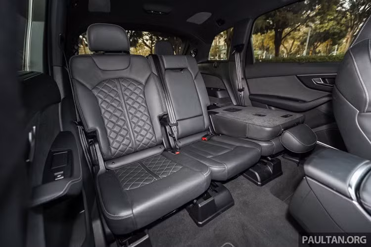 Cung cấp sức mạnh cho Audi Q7 2025 là động cơ xăng V6 3.0L tăng áp TFSI cho công suất 340 mã lực, mô-men xoắn 500 Nm nhờ hệ thống mild-hybrid 48V tích hợp máy phát khởi động bằng dây đai.