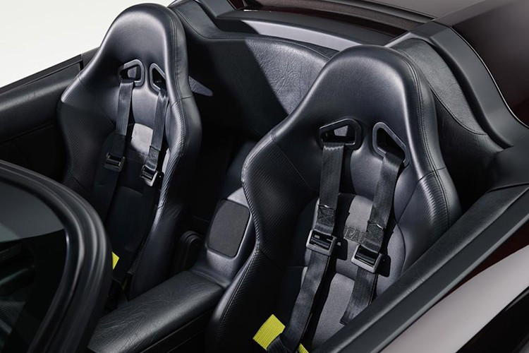 Xin nhắc lại, Acura NSX thế hệ đầu tiên đã ra mắt vào khoảng năm 1990 đến 2005, và Ayrton Senna đã hợp tác với các kỹ sư để đảm bảo rằng chiếc xe vào cua như một nhà vô địch.