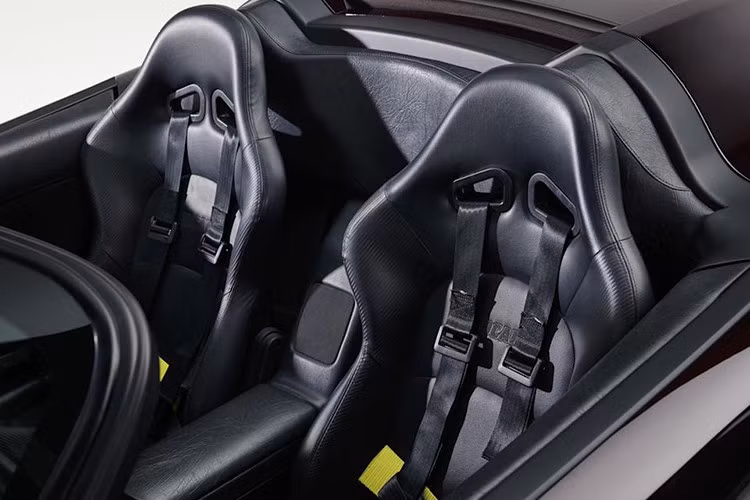 Xin nhắc lại, Acura NSX thế hệ đầu tiên đã ra mắt vào khoảng năm 1990 đến 2005, và Ayrton Senna đã hợp tác với các kỹ sư để đảm bảo rằng chiếc xe vào cua như một nhà vô địch.