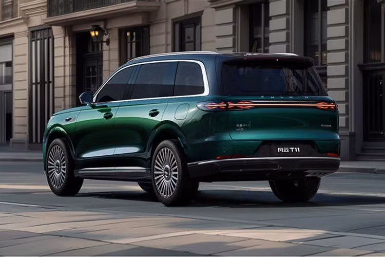 Phía sau nổi bật với cụm đèn hậu thấu kính hoạ tiết kim cương, kết hợp đèn phanh trên cao và camera sau. Các chi tiết mạ chrome tinh tế bố trí dọc thân xe, tạo cảm giác sang trọng.