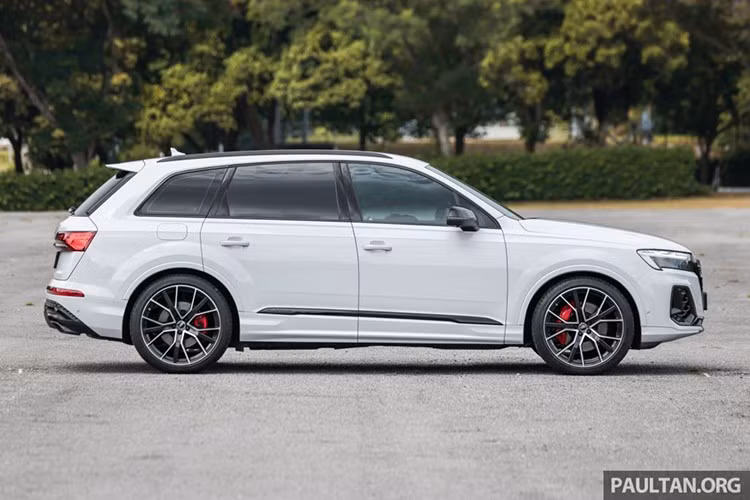 Nếu chọn gói Audi Assurance Package với bảo hành 5 năm kèm dịch vụ bảo dưỡng, giá tăng lên 482.422 RM (khoảng hơn 3 tỷ đồng). Đây cũng là lần đầu tiên một mẫu xe của Audi được lắp ráp tại thị trường Đông Nam Á.