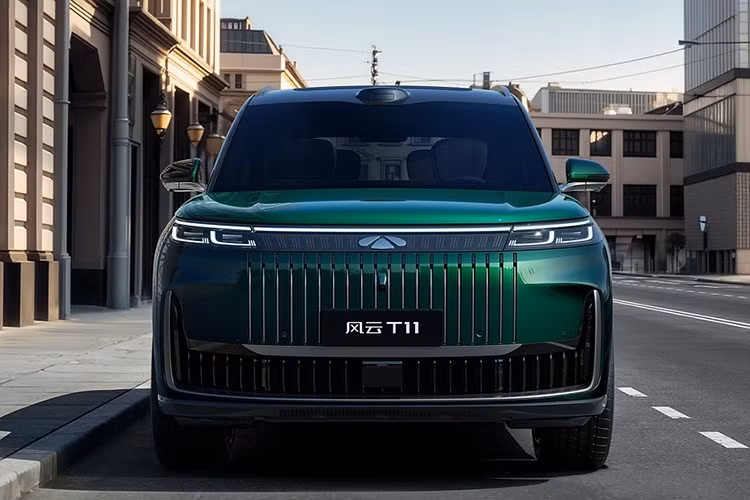 Hàng ghế sau sở hữu loạt tiện nghi cao cấp với màn hình 17.3 inch trên trần xe, các tiện nghi khác gồm: 11 túi khí, 23 loa cao cấp, tủ lạnh tích hợp ở bảng điều khiển trung tâm, HUD hiển thị thông tin trên kính lái.