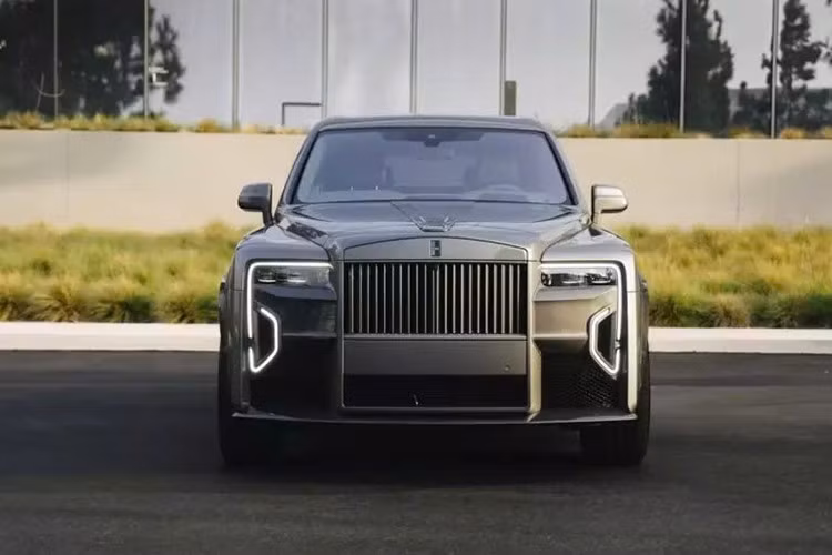 Mô-đun treo Brabus SportXtra giúp hạ thấp chiều cao gầm xe 25 mm, cải thiện khả năng cân bằng ở tốc độ cao mà vẫn giữ được sự thoải mái huyền thoại của Cullinan. Mức giá xe bán ra là 914.787,03 euro, tương đương khoảng 1.067.000 USD theo tỷ giá hối đoái hiện hành, gấp 3 lần xe Cullinan tiêu chuẩn.