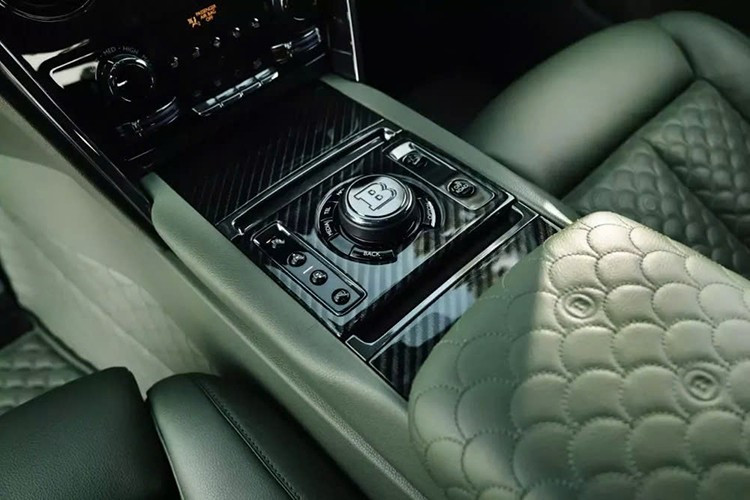 Những chi tiết nhắc nhở bạn rằng trong thế giới Brabus, mọi chi tiết đều quan trọng. Để có được sự tinh tế tối đa, khách hàng có thể lựa chọn túi xách Brabus Weekender được chế tác từ cùng chất liệu da và đường khâu.