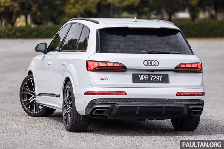 Mẫu xe SUV Audi Q7 2025 phiên bản S line CKD tại Malaysia được trang bị gói ngoại thất thể thao với lưới tản nhiệt, gương chiếu hậu và nhiều chi tiết sơn đen, mâm hợp kim Audi Sport 22 inch hai tông màu.