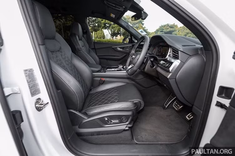 Ngoài ra, xe còn có các tiện ích như: hệ thống âm thanh Bang &amp; Olufsen 19 loa, cửa hít, rèm che nắng phía sau, cửa hậu đóng/mở rảnh tay, treo khí nén thích ứng, đánh lái bánh sau và sạc không dây. Xe có cấu hình 7 chỗ (2-2-3), dung tích khoang hành lý 780 lít khi gập hàng ghế 3 và 1.908 lít khi gập cả hàng ghế 2 và 3.