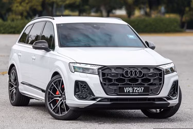 Theo đó, mẫu xe SUV hạng sang Audi Q7 2025 lắp ráp CKD tại Malaysia được phân phối với một phiên bản là S line 3.0 TFSI quattro cùng mức giá 462.422 RM (khoảng 2,42 tỷ đồng) cho gói bảo hành tiêu chuẩn 2 năm không giới hạn km.
