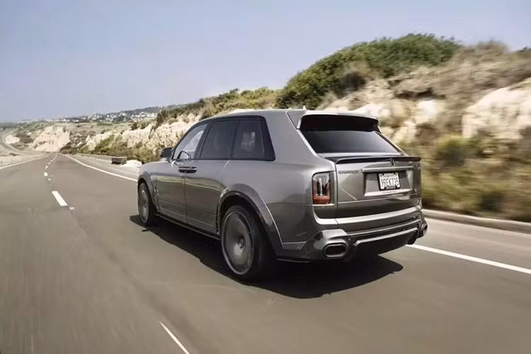 Và thế là Brabus 700 Cullinan Series II ra đời, nó không chỉ đơn giản thu hút sự chú ý khi xuất hiện trên đường mà dễ dàng bước vào cuộc đua bất chợt với những chiếc xe SUV khác trên cao tốc, hay với cả siêu xe.