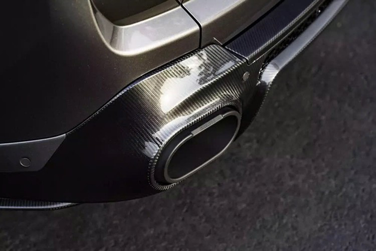 Nền tảng của sự lột xác này chính là ý tưởng thân rộng Widestar, một bộ sưu tập các nâng cấp thân xe được chế tác thủ công hoàn toàn từ sợi carbon cấu trúc lộ thiên bóng loáng. Được hoàn thiện với màu sơn xám Cascade đặc biệt và kết hợp với các điểm nhấn carbon tương phản, vẻ ngoài của chiếc xe mang đậm chất xe hơi cao cấp - một cỗ máy vừa thể hiện đẳng cấpvừa thể hiện tốc độ.