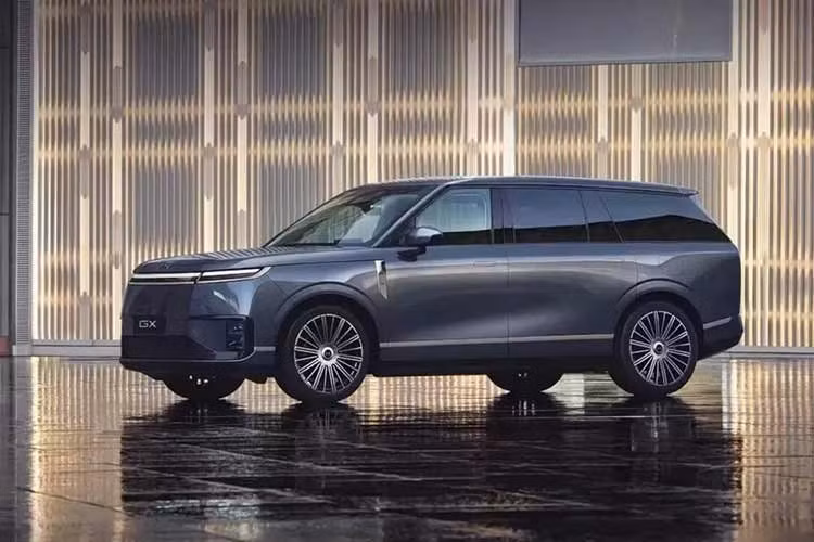 Công nghệ lái điện tử, hỗ trợ đánh lái bánh sau, 4 chip AI Turing với tổng sức mạnh tính toán vượt 3.000 TOPS (nghìn tỷ phép toán mỗi giây) và hệ thống hỗ trợ lái tự động cấp độ L4 cũng được trang bị cho mẫu xe Trung Quốc này. Xpeng GX dự kiến sẽ ra mắt vào ngày 15/4/2026 với mức giá dự kiến dưới 400.000 Nhân dân tệ (khoảng 1,4 tỷ đồng).