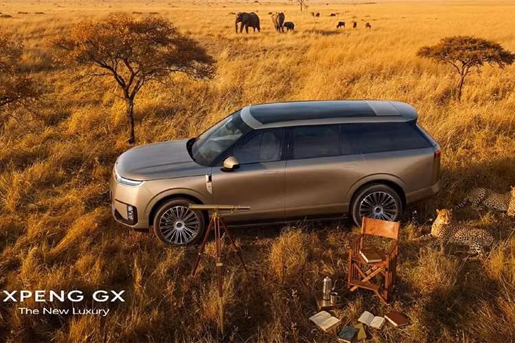 Trên nóc của xe không có cảm biến LiDAR vì Xpeng đang chuyển hướng sang hệ thống hỗ trợ lái dựa trên thị giác. Xpeng GX 2026 sở hữu kích thước dài x rộng x cao lần lượt 5.265 x 1.999 x 1.800 mm và chiều dài cơ sở 3.115 mm. Bên cạnh đó, xe còn có góc tiếp cận 18 độ và góc thoát 20 độ.