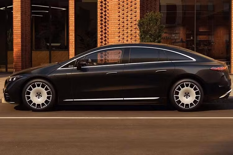 Ở thời điểm hiện tại, Mercedes-Benz EQS có 4 phiên bản đã được xác nhận, bao gồm EQS 400, EQS 450+, EQS 500 4Matic và EQS 580 4Matic. Trong đó, 3 phiên bản EQS 450+, EQS 500 4Matic và EQS 580 4Matic sử dụng kiến trúc điện 800V cùng cụm pin có dung lượng 122 kWh, hứa hẹn cải thiện mật độ năng lượng. Riêng EQS 400 sử dụng pin nhỏ hơn với dung lượng 112 kWh.